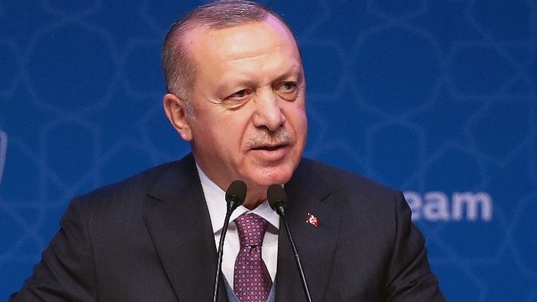 Ο Ερντογάν προτρέπει τους Τούρκους να μετατρέψουν τις αποταμιεύσεις τους σε τουρκικές λίρες
