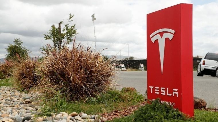 Η Tesla δέχεται έντονες επικρίσεις επειδή άνοιξε εκθεσιακό κέντρο στην Κίνα