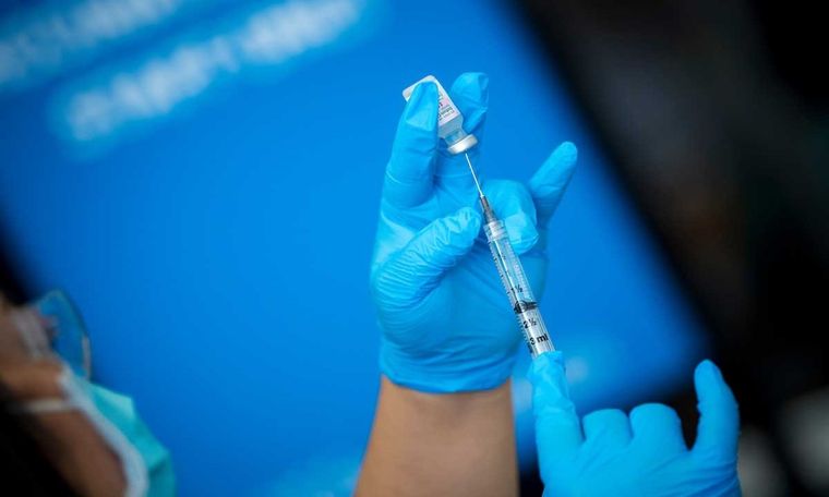 Αντίστροφη μέτρηση για τη 4η δόση εμβολίου: Είναι έτοιμα τα συστήματα