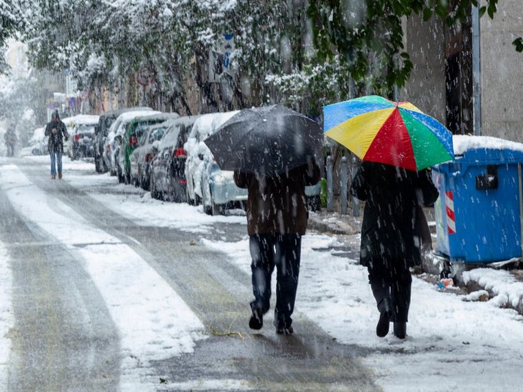 Σφοδρό κύμα κακοκαιρίας σε όλη τη χώρα με βροχές, καταιγίδες και πυκνές χιονοπτώσεις