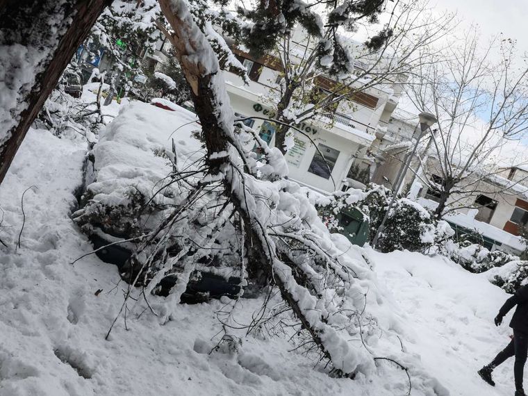 Προβλήματα για 4η μέρα σε γειτονιές της Αττικής – Πάγος στον δρόμο και νοικοκυριά χωρίς ρεύμα