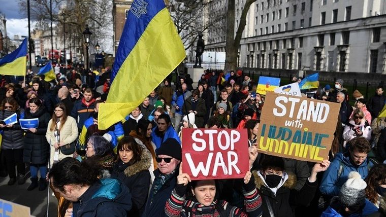 «Σταματήστε αυτήν την τρέλα!» – Κινητοποιήσεις σε όλη την Ευρώπη κατά της ρωσικής εισβολής