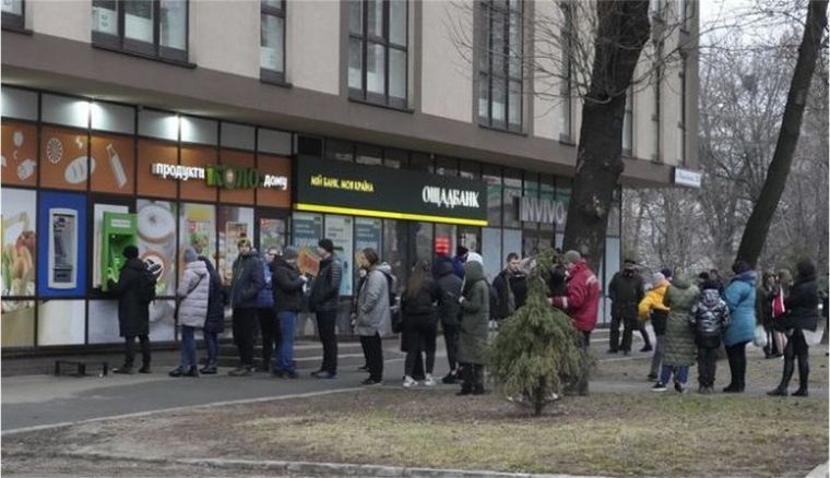 Η ουκρανική κεντρική τράπεζα ανέστειλε τις αναλήψεις χρημάτων από τα ATM