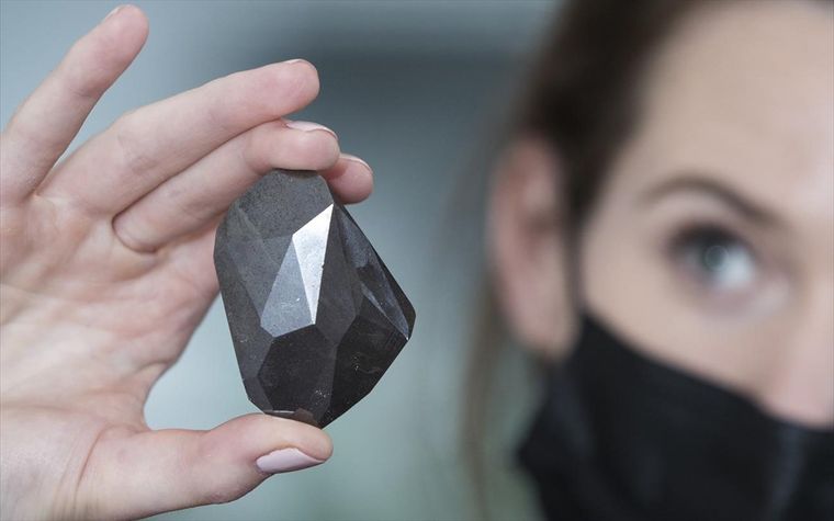 Το μεγαλύτερο φυσικό μαύρο διαμάντι στον κόσμο πουλήθηκε σε δημοπρασία έναντι 3,16 εκατομμυρίων λιρών