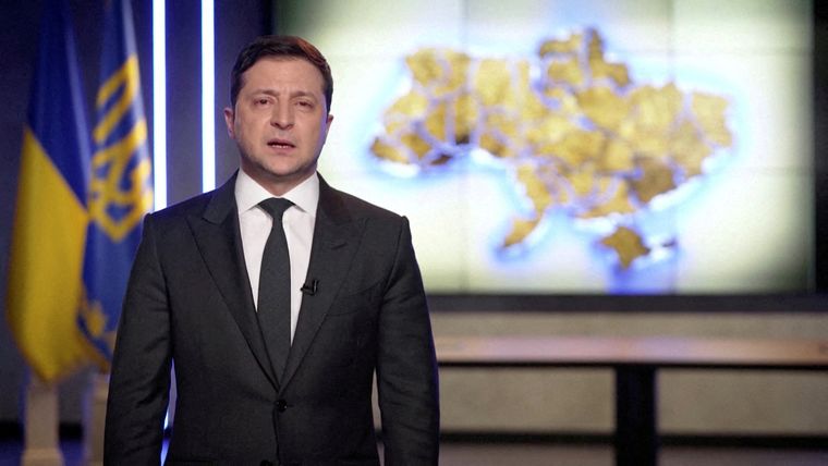 Ο Ζελένσκι κηρύσσει την Ουκρανία σε κατάσταση πολέμου