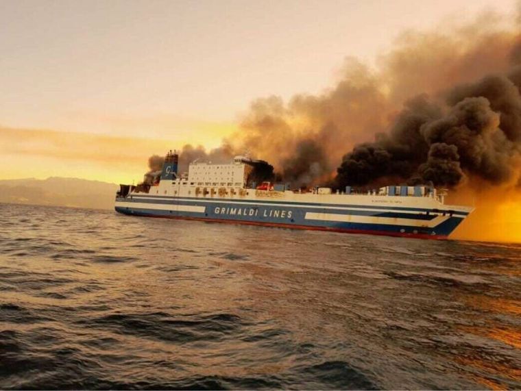 Πυρκαγιά στο Euroferry Olympiα: Τουλάχιστον 278 άνθρωποι αποβιβάστηκαν σε σκάφη του λιμενικού και της ιταλικής ακτοφυλακής