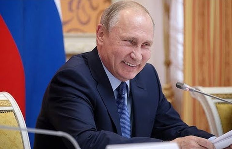 Ο Πούτιν κάνει πλάκα στα διεθνή ΜΜΕ: «Μήπως γνωρίζουν τι ώρα θα ξεκινήσει ο πόλεμος;»