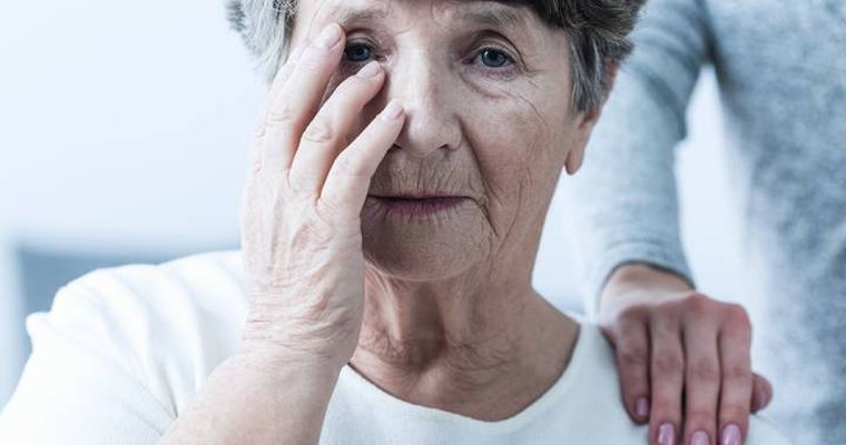 Μοναξιά και πανδημία αυξάνουν τον κίνδυνο άνοιας σε ηλικιωμένους