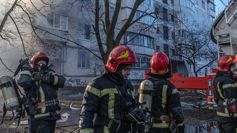 Συντρίμμια πυραύλου έπεσαν σε πολυκατοικία στο Κίεβο, τουλάχιστον ένας νεκρός
