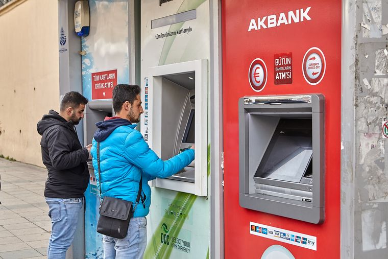 Κλειστές πόρτες βρίσκουν στις τουρκικές τράπεζες, οι Ρώσοι πελάτες