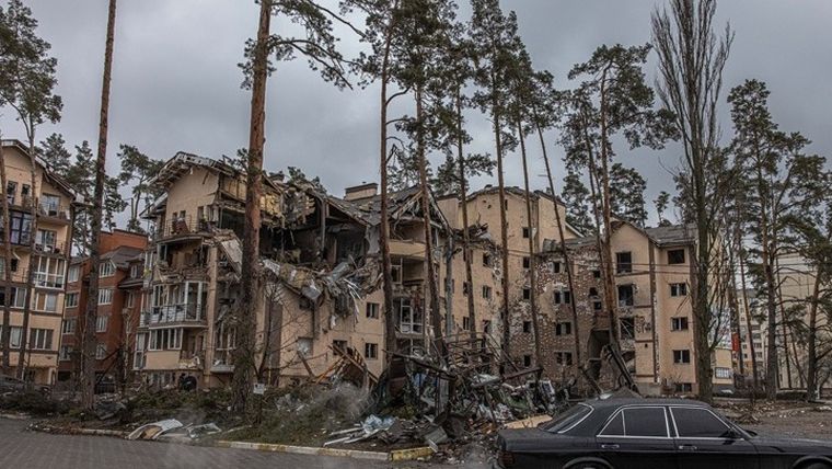 Ένας νεκρός και τρεις τραυματίες από τον βομβαρδισμό κτιρίου κατοικιών στο Κίεβο