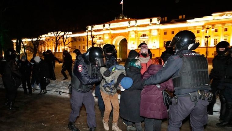 Πάνω από 400 συλλήψεις σε αντιπολεμική διαδήλωση στη Ρωσία