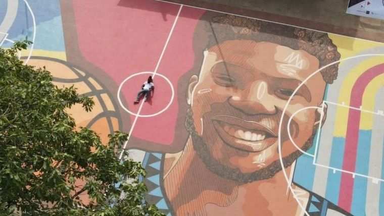 Αφρικανός καλλιτέχνης ζωγράφισε τον Giannis σε γήπεδο στη Νιγηρία
