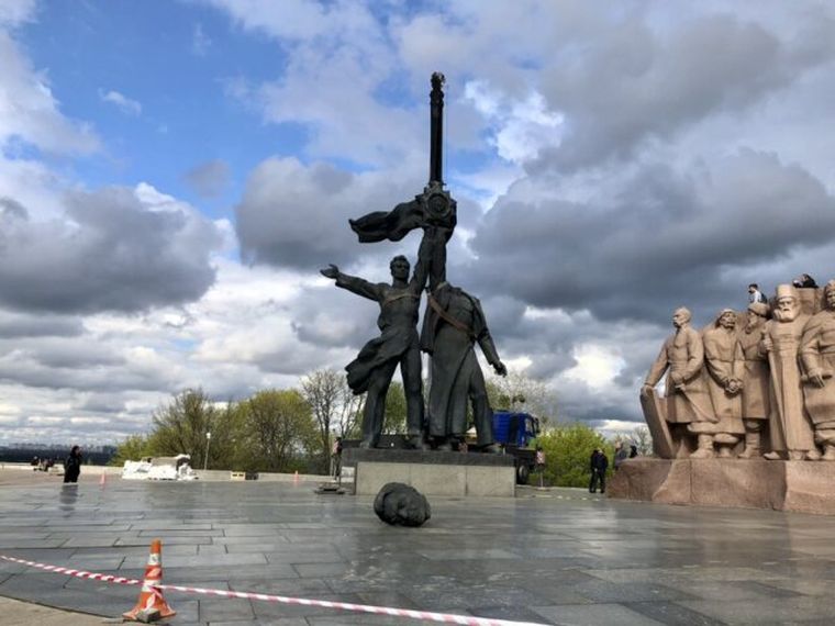 Οι Ουκρανοί καταστρέφουν μνημεία αφιερωμένα στη ρωσοουκρανική φιλία