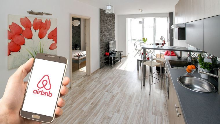Η Airbnb αναστέλλει τις δραστηριότητές της σε Ρωσία και Λευκορωσία