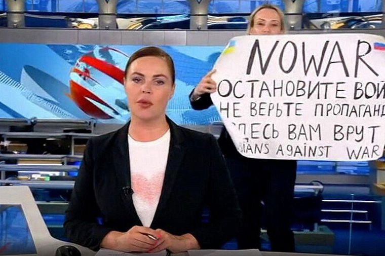 Η Ρωσίδα δημοσιογράφος, που έκανε αντιπολεμική διαμαρτυρία στην τηλεόραση έγινε ανταποκρίτρια της die Welt