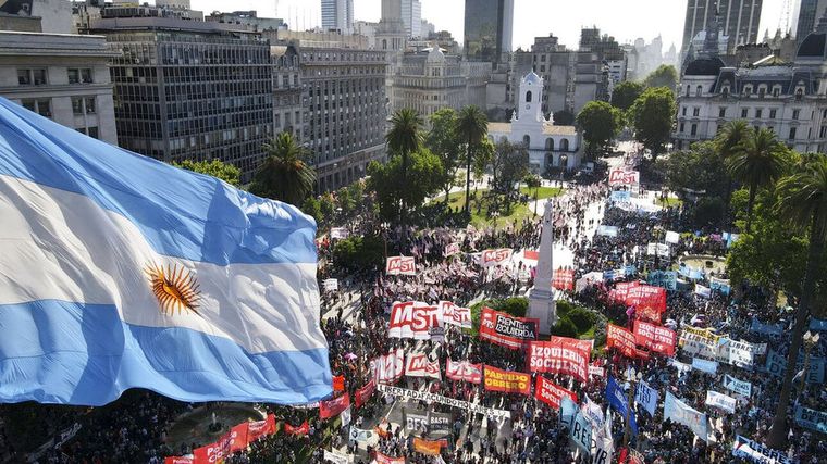 Καλπάζει ο πληθωρισμός στην Αργεντινή, χιλιάδες βγήκαν στους δρόμους