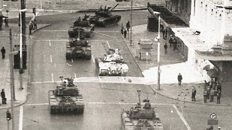 21η Απριλίου 1967: «…Προσοχή, προσοχή! Ο στρατός ανέλαβεν την διακυβέρνησιν της χώρας…» – Οι «μαύρες σελίδες» της ελληνικής ιστορίας