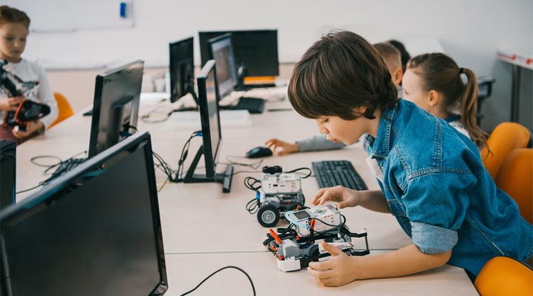 Εξοπλισμός ρομποτικής και STEM αξίας 30 εκατ. ευρώ στα σχολεία