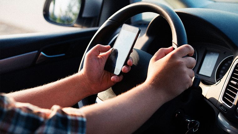Η χρήση κινητού τηλεφώνου κατά τη διάρκεια της οδήγησης, από τις σημαντικές παραβάσεις των Ελλήνων οδηγών