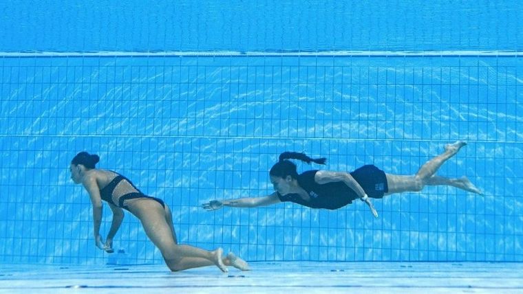 Αθλήτρια της καλλιτεχνικής κολύμβησης λιποθύμησε μέσα στην πισίνα, την έσωσε η προπονήτρια της