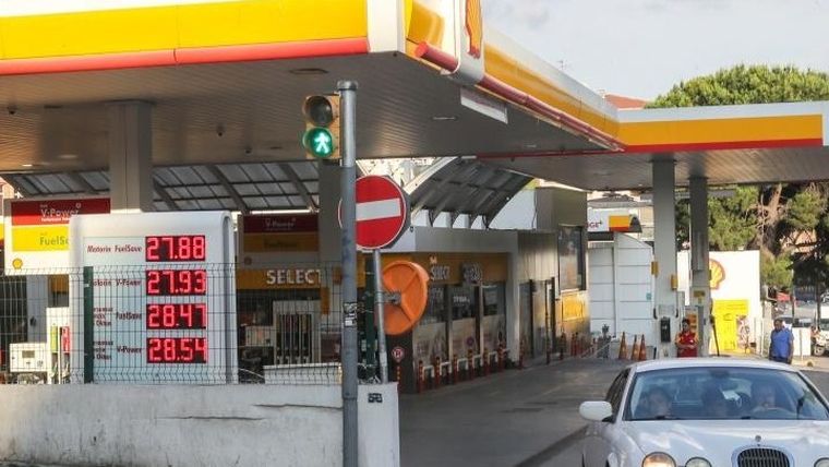 Δεν έχει τέλος η κατρακύλα της τουρκικής λίρας- Στα 268% η αύξηση στην τιμή της βενζίνης