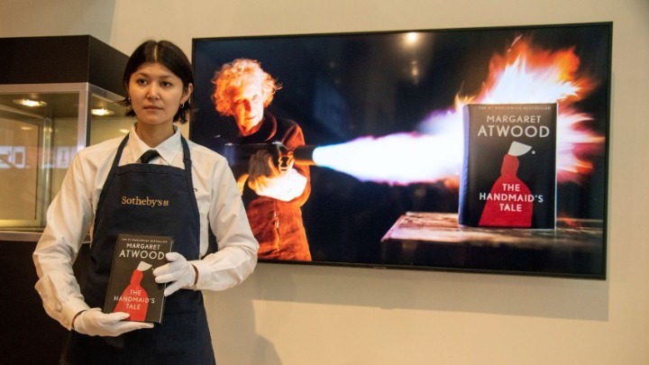 Aνθεκτικό στη φωτιά αντίτυπο του «The Handmaid’s Tale» πωλήθηκε σε δημοπρασία έναντι 130.000 δολαρίων