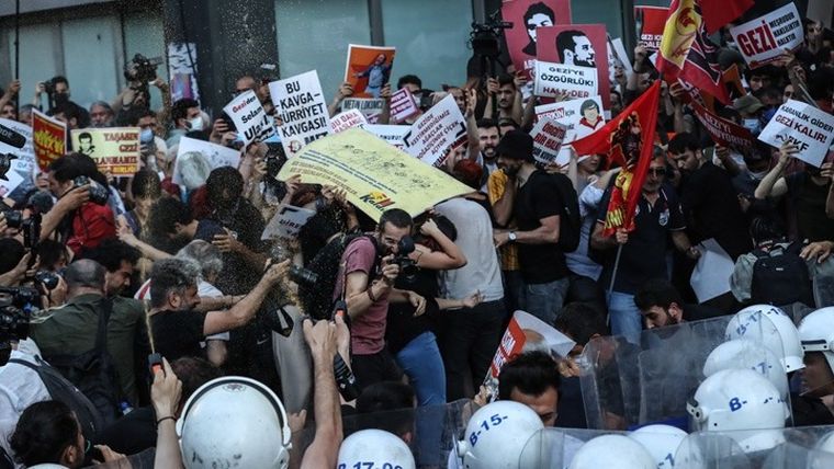 Τουρκία: Συγκρούσεις με την αστυνομία και πάνω από 150 συλλήψεις στην πλατεία Ταξίμ