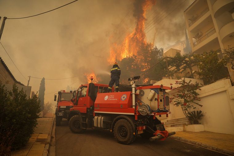 Kαταμέτρηση των ζημιών από την πυροσβεστική στο Πανόραμα Βούλας