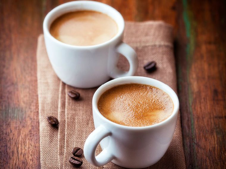 Μικρότερος ο κίνδυνος πρόωρου θανάτου για όσους πίνουν καφέ, ακόμη και με ζάχαρη