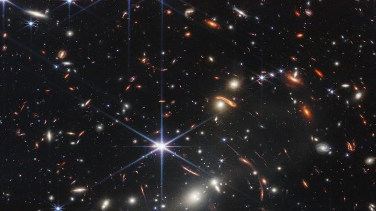 Η πρώτη έγχρωμη εικόνα από μακρινούς γαλαξίες