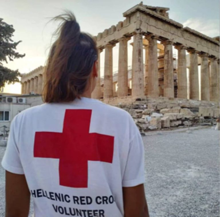 Ελληνικός Ερυθρός Σταυρός: Έκτακτη δράση υποστήριξης και ενημέρωσης πολιτών στην Ακρόπολη λόγω των υψηλών θερμοκρασιών