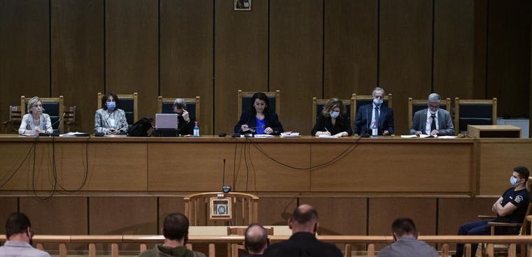 Το δικαστήριο αποφασίζει για την εξέλιξη της διαδικασίας ή την αναβολή της δίκης της Χρυσής Αυγής