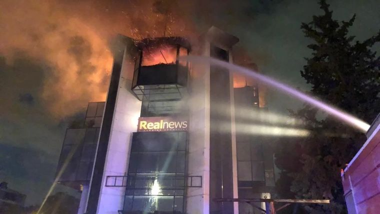 Πυρκαγιά στο κτήριο που στεγάζονται Real News και Real FM
