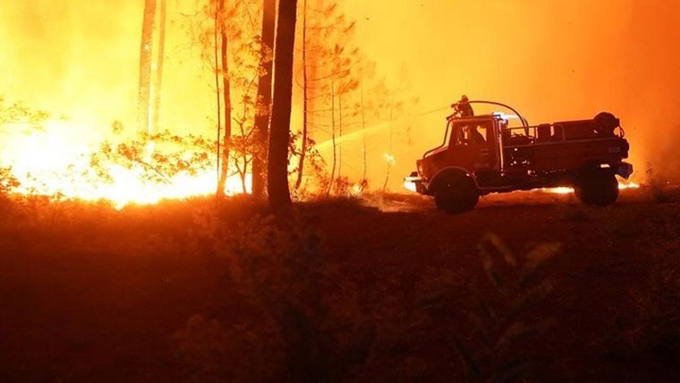 Μάχη με την πυρκαγιά «τέρας» δίνουν Γάλλοι πυροσβέστες στο Μπορντό
