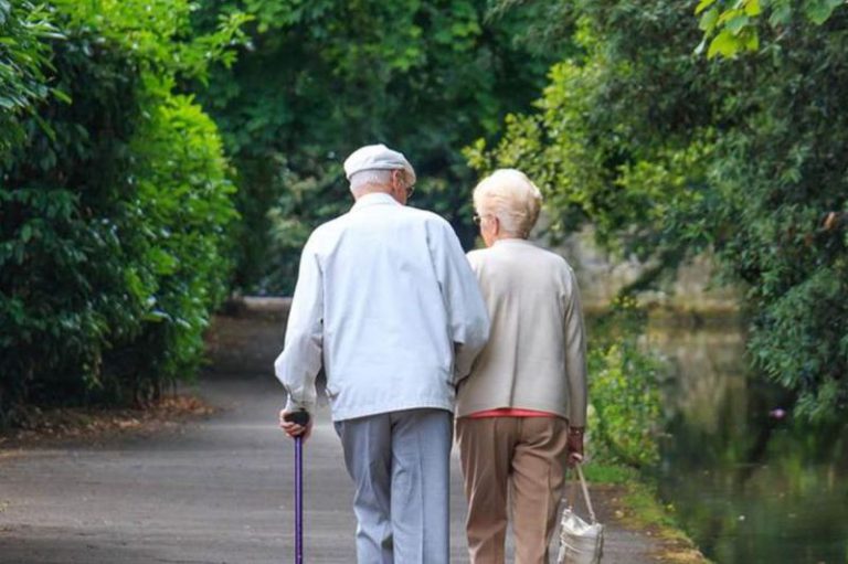 Με 10 λεπτά περπάτημα τη μέρα ένας 85χρονος μπορεί να παρατείνει τη ζωή του