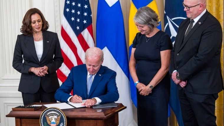 Ο Μπάιντεν υπέγραψε την επικύρωση από τις ΗΠΑ της εισδοχής της Σουηδίας και της Φινλανδίας στο NATO