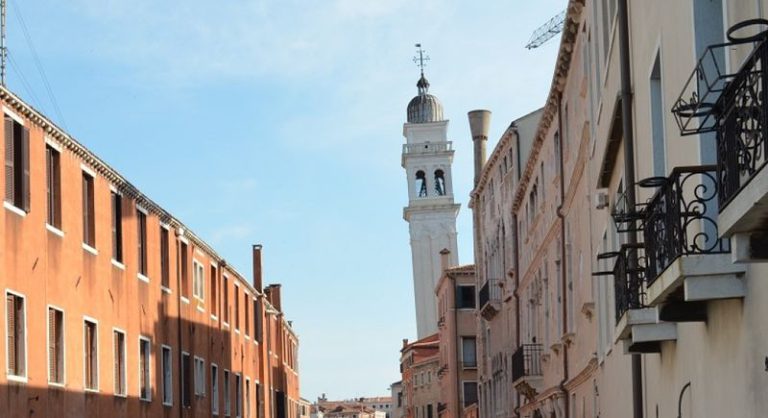 Το καμπαναριό του Αγίου Γεωργίου της Βενετίας, το μοναδικό ελληνορθόδοξο μνημείο που ….γέρνει, σαν τον Πύργο της Πίζας