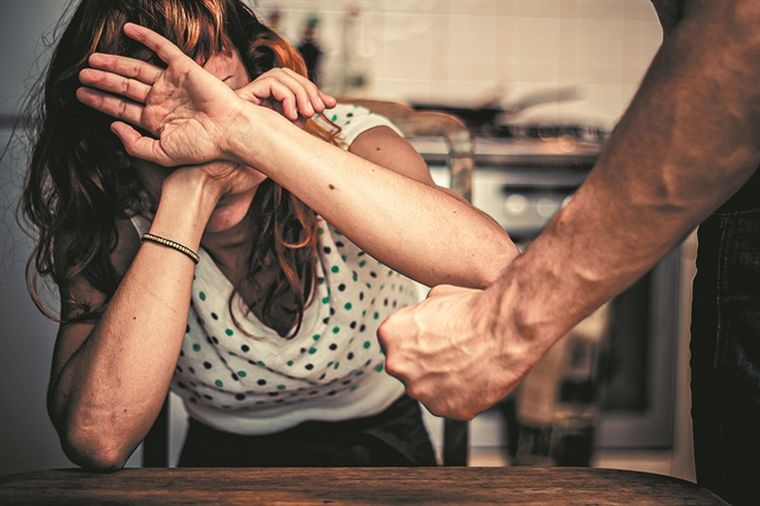 Γυναίκα – θύμα ενδοοικογενειακής βίας: Φοβάμαι, δεν ξέρω πού μπορεί να φτάσει