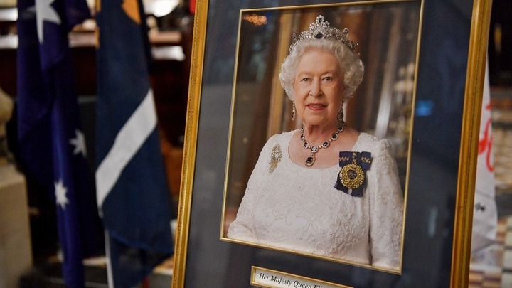 Τα πρωτοσέλιδα του βρετανικού Τύπου για τον θάνατο της βασίλισσας Ελισάβετ