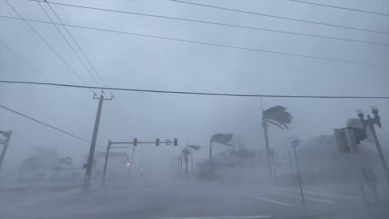 Ο κυκλώνας Ίαν “σφυροκοπά” τη Φλόριντα με καταστροφική μανία