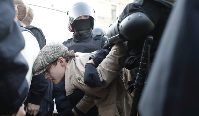 Δεκάδες συλλήψεις στη Ρωσία σε διαδηλώσεις κατά της επιστράτευσης
