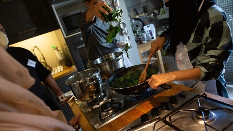 Στην ελληνική χορτοφαγική κουζίνα εκπαιδεύονται πρόσφυγες και μετανάστες