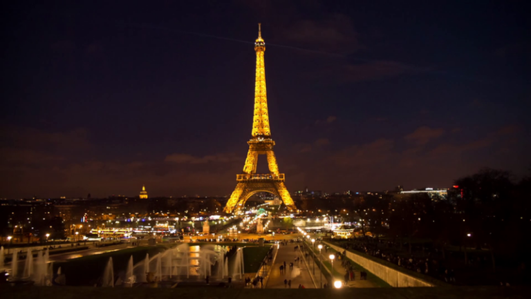 Διακόπτει το νυκτερινό φωτισμό σε δημοτικά κτίρια και μνημεία το Παρίσι