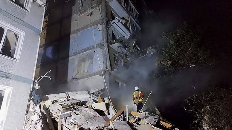 Νέος βομβαρδισμός στη Ζαπορίζια κατέστρεψε πολυκατοικία, υπάρχουν θύματα