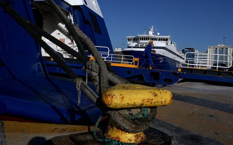 Δεμένα τα πλοία στο λιμάνι του Πειραιά λόγω 24ωρης απεργίας