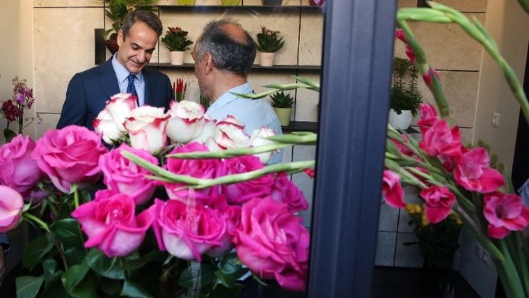 Τα «λουλουδάδικα» στη Βουλή εγκαινίασε ο πρωθυπουργός