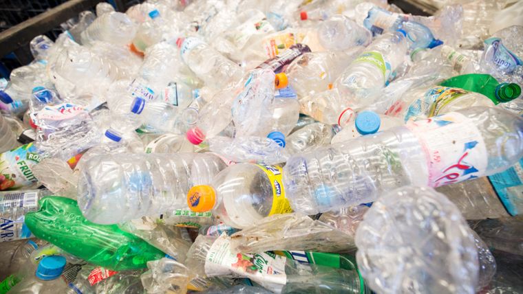 «Μύθος» η ανακύκλωση πλαστικού, προειδοποιεί η Greenpeace