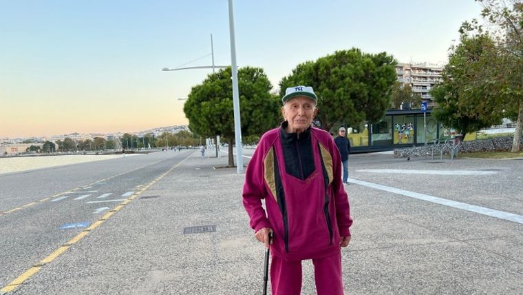 Θεσσαλονίκη: Συμβουλές μακροζωίας από τον γηραιότερο περιπατητή της παραλίας