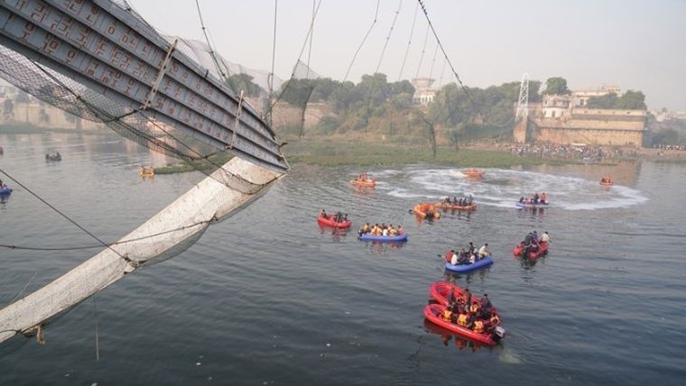 Στους 135 οι νεκροί από την κατάρρευση πεζογέφυρας στην Ινδία